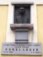 Pamětní deska s bustou spisovatele Karla Legera na jeho rodném domě v Kolíně II
