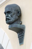 Pamětní deska Aloise Jiráska s bustou v Domažlicích