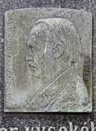 Plaketa s portrétem Josefa Drozdy na jeho náhrobku v Klatovech