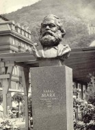 Pomník Karla Marxe v Karlových Varech v podobě busty v nadživotní velikosti