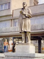 Pomník Julia Fučíka, dříve v areálu Pedagogické školy v Karlových Varech