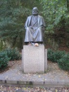 Pomník Karla Marxe v Karlových Varech v podobě sedící postavy