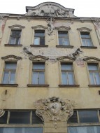 Výzdoba průčelí bývalého hotelu Mercur ve Dvoře Králové