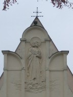 Výzdoba průčelí kostela sv. Jiljí v Pardubicích - reliéf Krista na nebesích