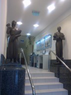Dvě alegorické postavy ve vestibulu Městské spořitelny ve Strakonicích