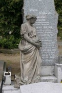 Dívka s růžemi I (náhrobní figura)  