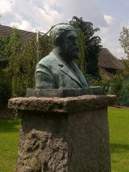 Busta Františka Křižíka před jeho rodným domem v Plánici
