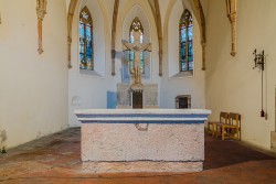 Hlavní oltář kostela Zvěstování Páně („U Svatých“) v Domažlicích se sochou Ukřižovaného