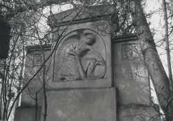 Génius z náhrobku rodiny Pontiniů ze zaniklého hřbitova v Horních Lomanech