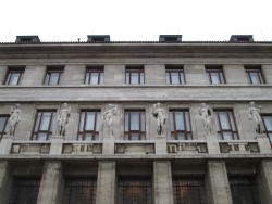 Sochy na průčelí Ústřední budovy knihovny v Praze