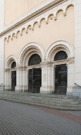 Výzdoba portálu redemptoristického kostela sv. Jana Nepomuckého v Plzni