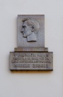 Pamětní deska Miroslava Zikmunda na jeho rodném domě v Plzni