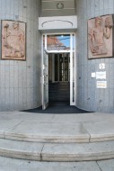 Dva reliéfy s alegorickými postavami Práce a Pilnosti u vchodu do budovy bývalé Občanské záložny ve Strakonicích
