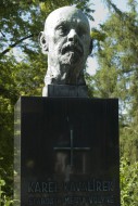 Busta Karla Kavalírka, starosty města Volyně, na jeho hrobě ve Volyni