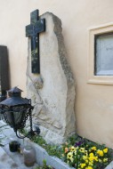 Hrob rodiny Komrskovy s reliéfem s motivem odpočívajícího poutníka na hřbitově ve Volyni
