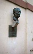 Pamětní deska s bustou loutkáře Gustava Noska v Chebu