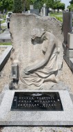Reliéf s truchlící ženou na náhrobku Anežky Pospíšilové na hřbitově v Rokycanech