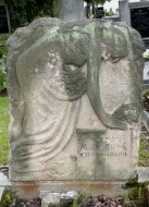 Reliéf ženy kladoucí květy na hrob na náhrobku Anastázie Maturové v Rokycanech