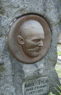 Náhrobek Karla Štilipa s portrétním medailonem v Rokycanech