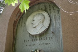Portrétní reliéf na hrobě Jana Baumgärtla v Rokycanech