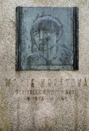 Portrétní reliéf na náhrobku rodiny Kraftových v Rokycanech