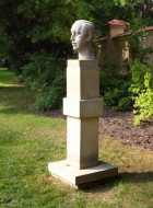 Pomník Karla Čapka v Chyši s jeho bustou